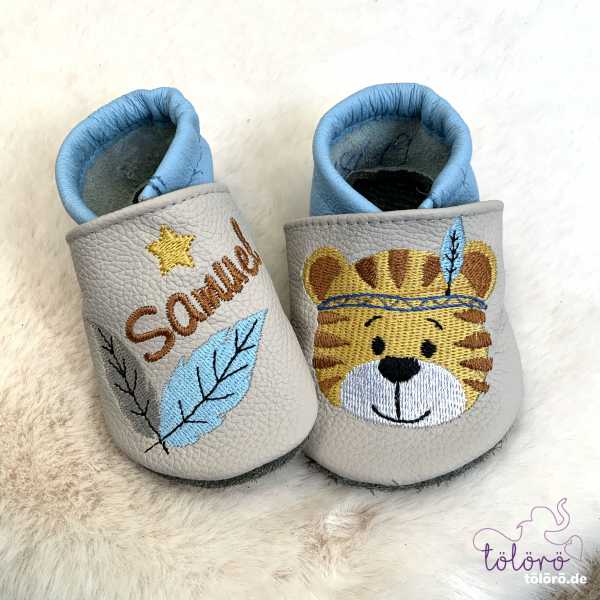Name mit Feder und Tiger
