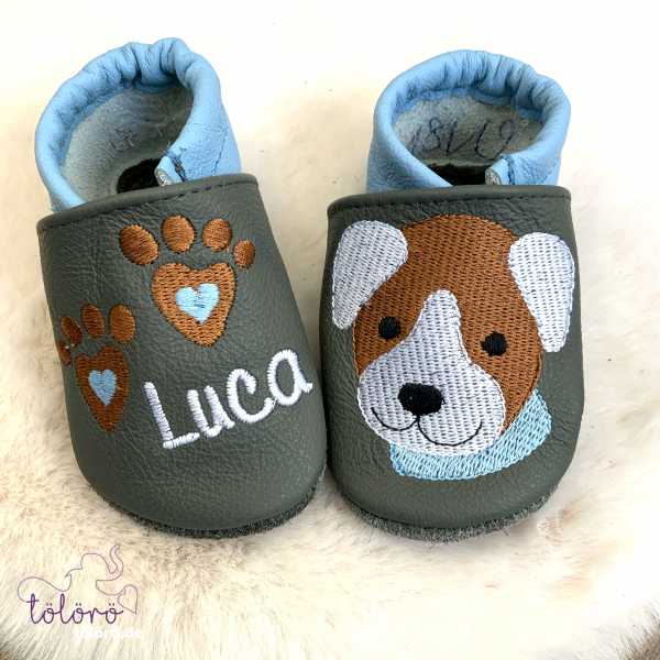Name mit Pfoten und Hundekopf